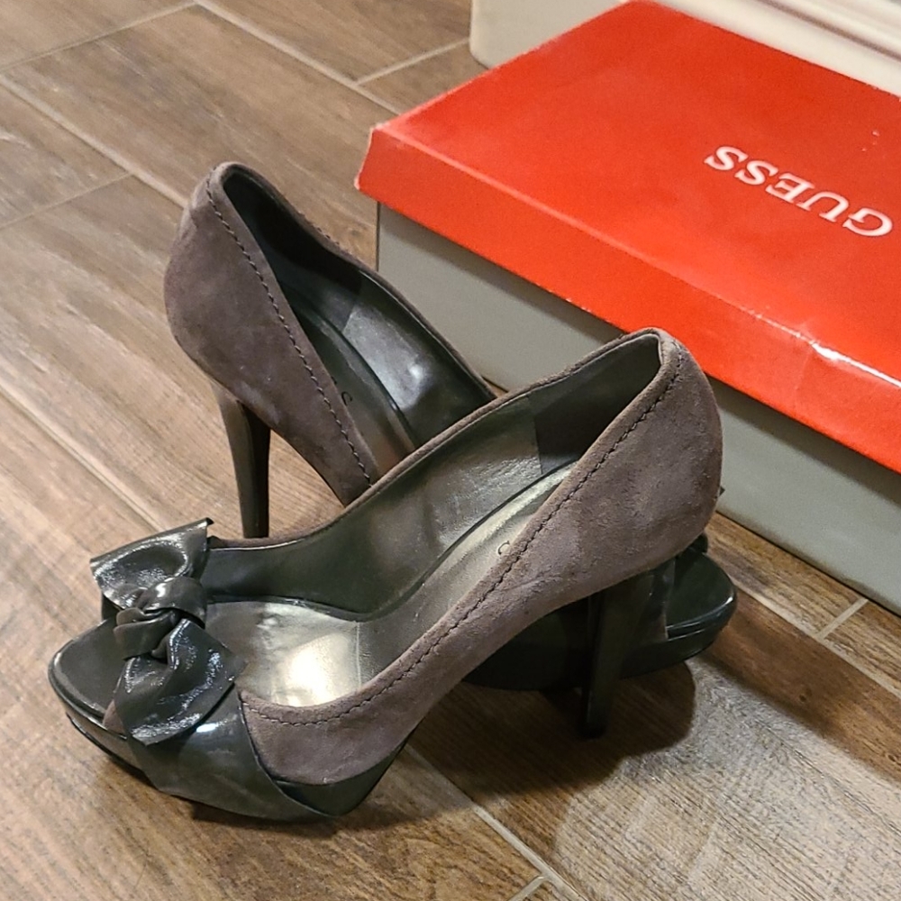 🍉Gray multi suede heels by guess